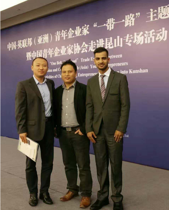 仟億達(dá)龐總（左一）與卡薩萊亞有限公司首席執(zhí)行官瑞吉&bull;德哈&bull;約翰（左二）、百德私人有限公司首席執(zhí)行官薩巴斯&bull;薩皮克答（左三）