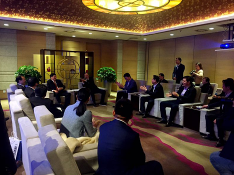 福州市市長(zhǎng)尤猛軍、副市長(zhǎng)胡振杰、北京福建商會(huì)會(huì)長(zhǎng)陳春玖與仟億達(dá)董事長(zhǎng)鄭兩斌 （右排左三）等進(jìn)行會(huì)談