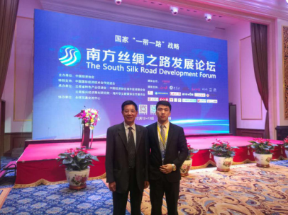 仟億達孫總（右）與國務院殊津貼專、區(qū)域經濟與產業(yè)發(fā)展研究中心主任茶洪旺合影