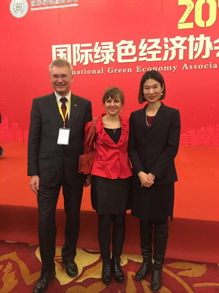  捷斯中合作協(xié)會(huì)監(jiān)事會(huì)員Rudolf Zachoval（左一）、Sarka Zhang（左二）與 仟億達(dá)劉總（右一）合影