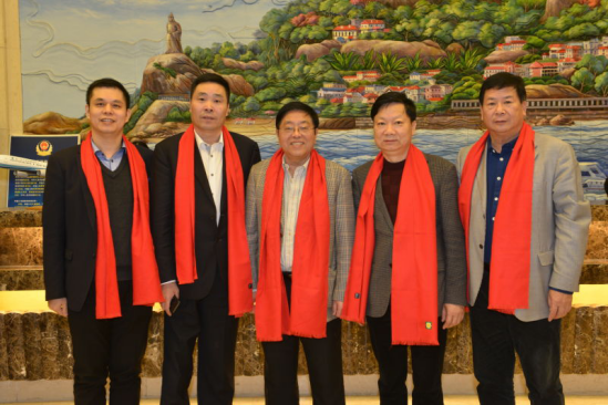 仟億達(dá)集團(tuán)董事長鄭兩斌（左一）、陜西廈門商會會長陳信雄（左二）、與廈門市人原副主任汪興裕（正中）、廈門駐京辦主任王飛（右二）廈門企業(yè)商會會長蔣清林（右一）