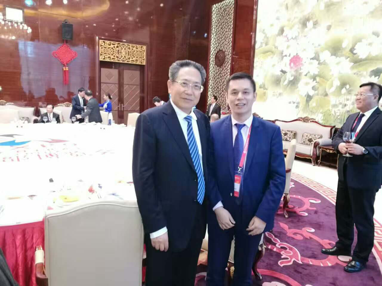 安徽省委書(shū)記、省人常委會(huì)主任李錦斌（左）仟億達(dá)集團(tuán)董事長(zhǎng)鄭兩斌（右）與合影留念