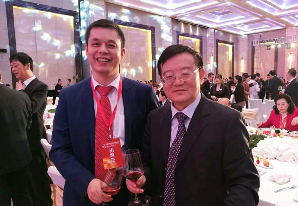 全國工商聯(lián)黨組書記、常務(wù)副主席徐樂江（右）與仟億達集團董事長鄭兩斌（左）