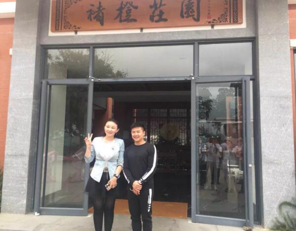 仟億達(dá)集團(tuán)總裁(左)與型動(dòng)體育始人、奧運(yùn)陳一冰(右)