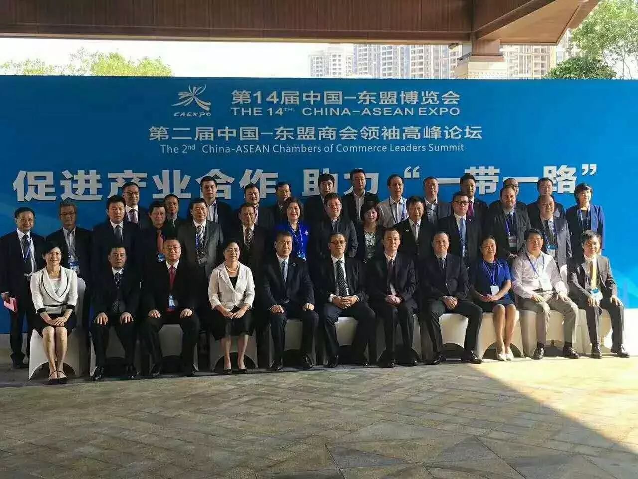 全國工商聯(lián)副主席黃榮(首排右5)、廣西壯族自治區(qū)副主席陳剛(首排右6)與仟億達(dá)集團(tuán)董事長鄭兩斌(三排左3)等嘉賓合影